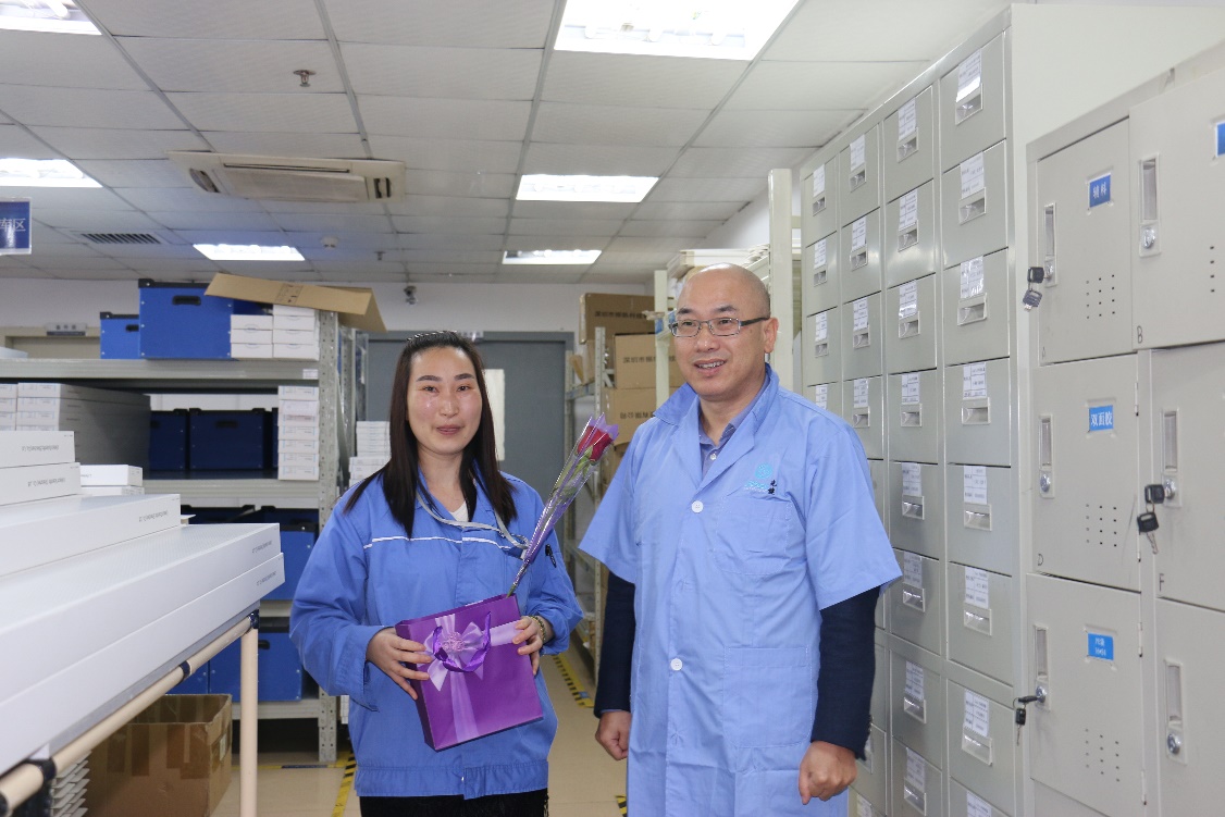 图：首席技术官张德元博士与十年工龄的女员工合影.jpg