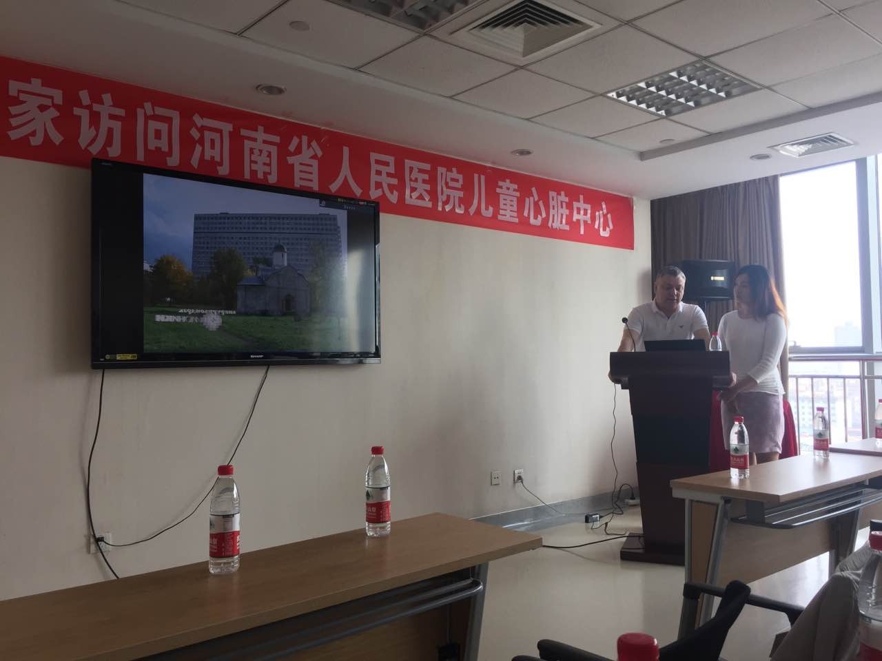 俄罗斯医生向各人介绍其在先心病诊断与医治方面的经验.jpg